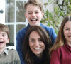 Palácio toma atitude após ser cobrado por foto original de Kate Middleton com filhos