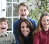 Foto de Kate Middleton com os filhos foi editada de forma grotesca; web apontou várias falhas