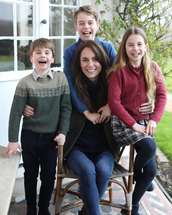 Foto de Kate Middleton com os filhos foi editada de forma grotesca; web apontou várias falhas