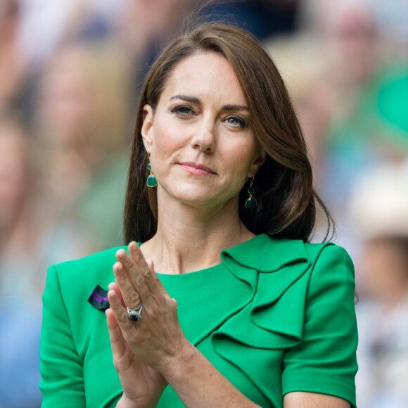 Palácio de Kensington negou divulgar foto original de Kate Middleton com os filhos após princesa admitir edição na imagem