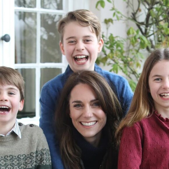 Kate Middleton admitiu ter editado foto com os filhos em comemoração de Dia das Mães