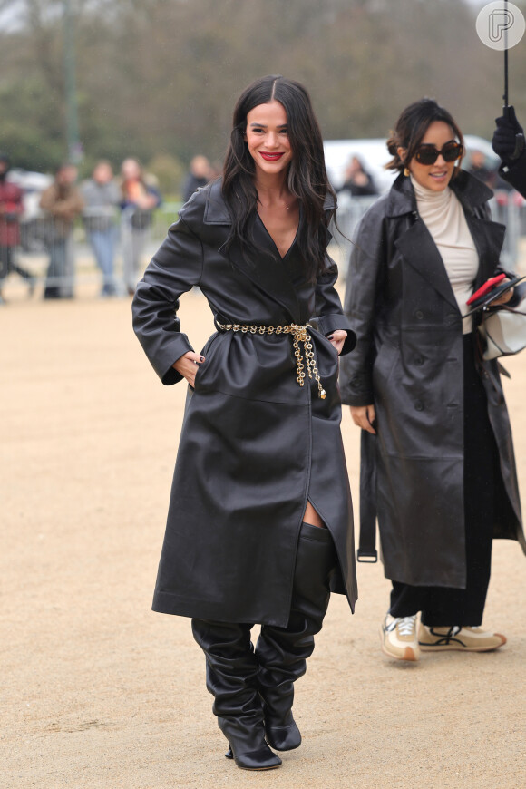 Para desfile de moda da marca Loewe, Bruna Marquezine escolheu casaco e botas de couro