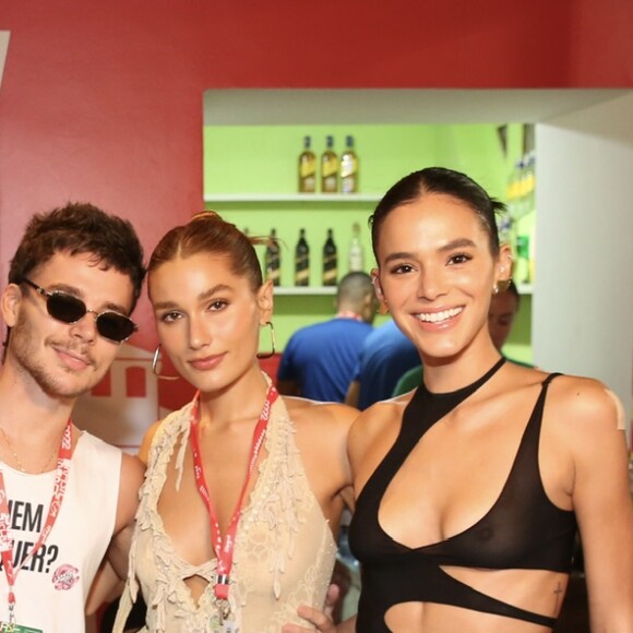 Em festa de Carnaval, Bruna Marquezine usou um vestido cheios de recortes e abusou de sua sensualidade