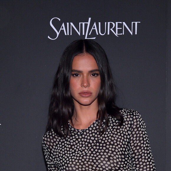 Para festa pré-Oscar, Bruna Marquezine usou um vestido bem coladinho com meia calça