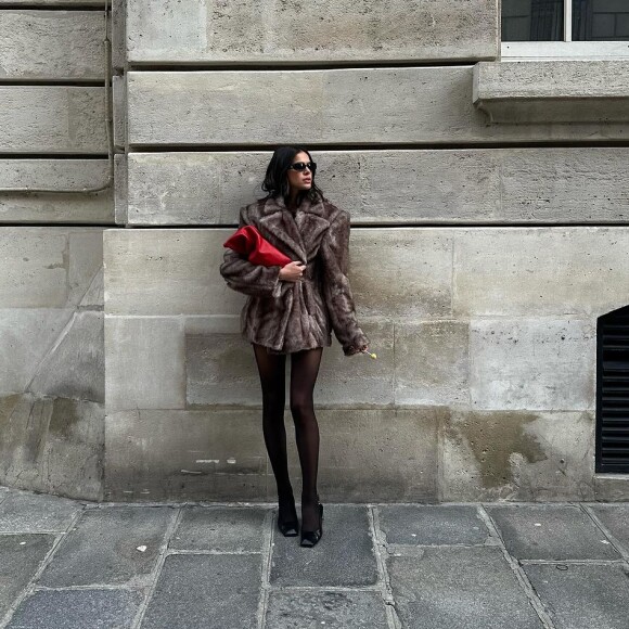 Em sua viagem a França, Bruna Marquezine usou apenas um casaco de pêle com meia calça