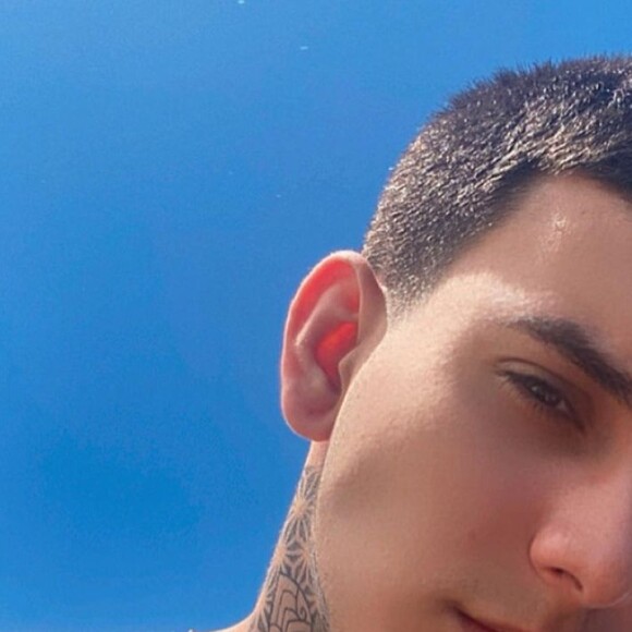 Angel Wiley revelou que participou de uma suruba com Arthur Urach e seus amigos, e disse querer pegar mãe e filho agora