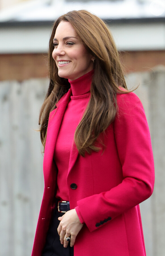 Kate Middleton aparece sem aliança e anel de noivado na foto que foi ao ar no último domingo (10)