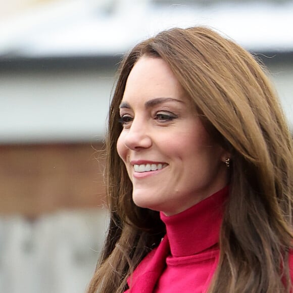 Kate Middleton aparece sem aliança e anel de noivado na foto que foi ao ar no último domingo (10)