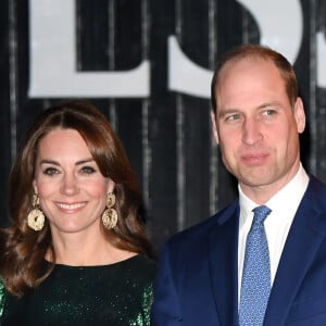 Kate Middleton e Príncipe William em crise? Segundo uma fonte ouvida pelo tabloide britânico OK Magazine, os amigos do casal ficaram chocados com a falta dos aneis na foto