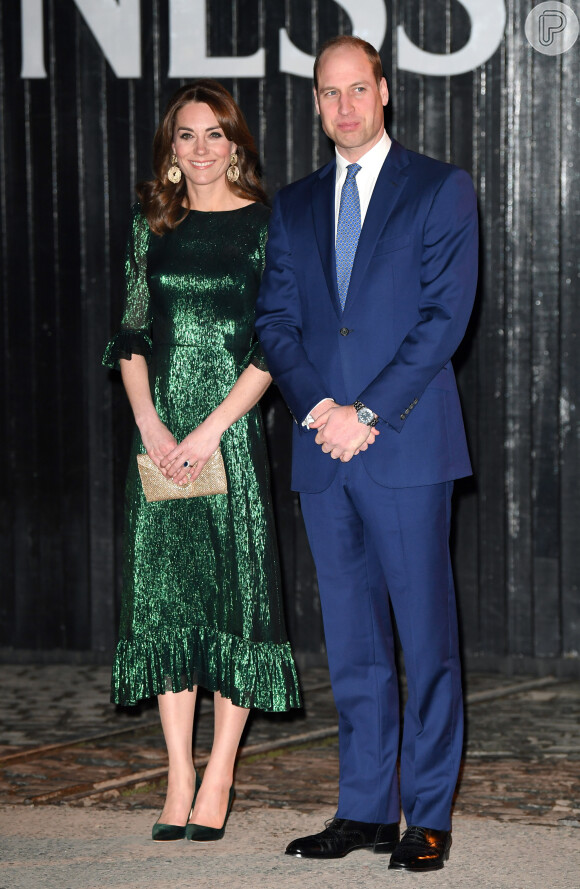 Kate Middleton e Príncipe William em crise? Segundo uma fonte ouvida pelo tabloide britânico OK Magazine, os amigos do casal ficaram chocados com a falta dos aneis na foto
