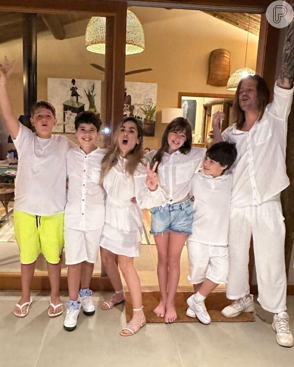 Wanessa Camargo e Dado Dolabella em foto de 2021 com os dois filhos da cantora e dois dos três filhos do ator
