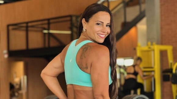 Viviane Araujo empina o bumbum em look fitness coladíssimo e destaca corpo definido em foto no espelho da academia. Veja!