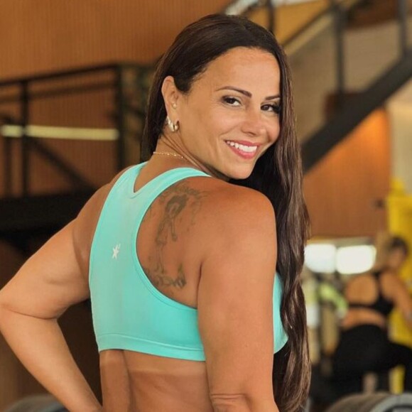 Viviane Araujo destaca corpo definido em look coladíssimo na academia