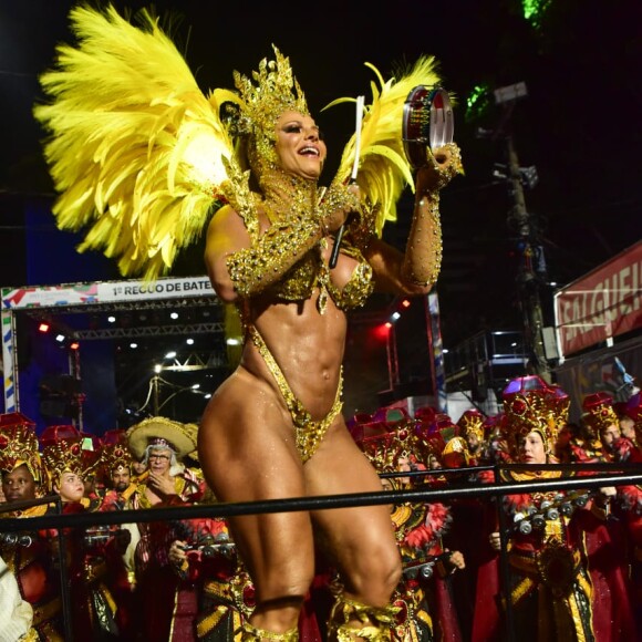 Viviane Araujo arrasou como rainha de bateria do Salgueiro no Carnaval 2024, destacando seu corpo em uma fantasia mínima