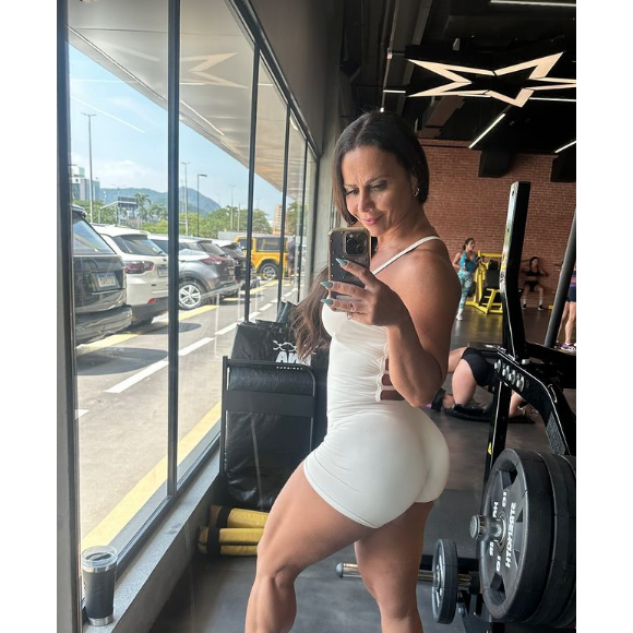 Viviane Araujo publicou uma nova foto na academia destacando seu bumbum turbinado em um macacão preto coladinho