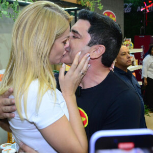Ana Hickmann e Edu Guedes trocaram beijos em evento do ramo alimentício no Rio de Janeiro