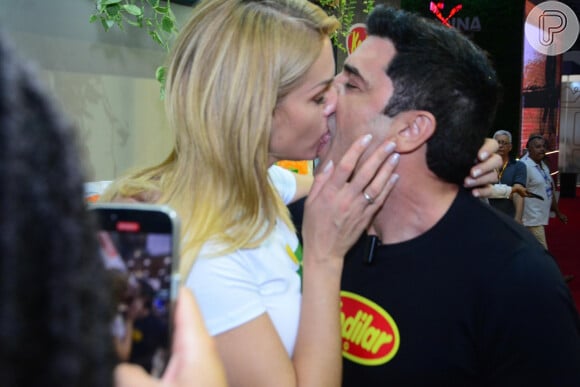 Ana Hickmann e Edu Guedes se beijaram em primeira aparição pública como casal