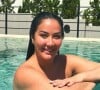 Helen Ganzarolli valoriza corpão em topless na piscina e detalhe rouba a cena