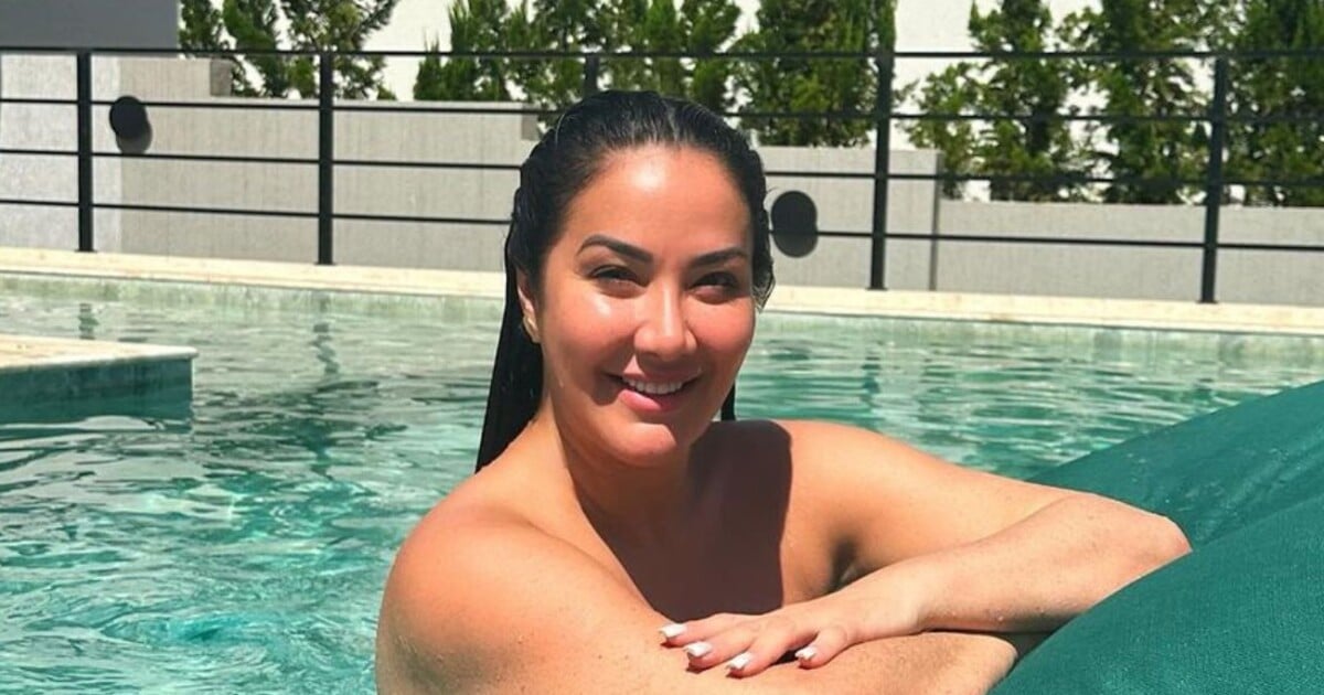 Helen Ganzarolli empina o bumbum com biquíni fio-dental em foto de topless na piscina e detalhe íntimo vira assunto: 'Flopado': Fotos - Purepeople