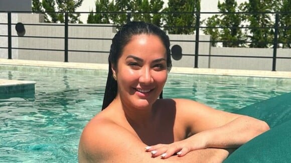 Helen Ganzarolli empina o bumbum com biquíni fio-dental em foto de topless na piscina e detalhe íntimo vira assunto: 'Flopado'