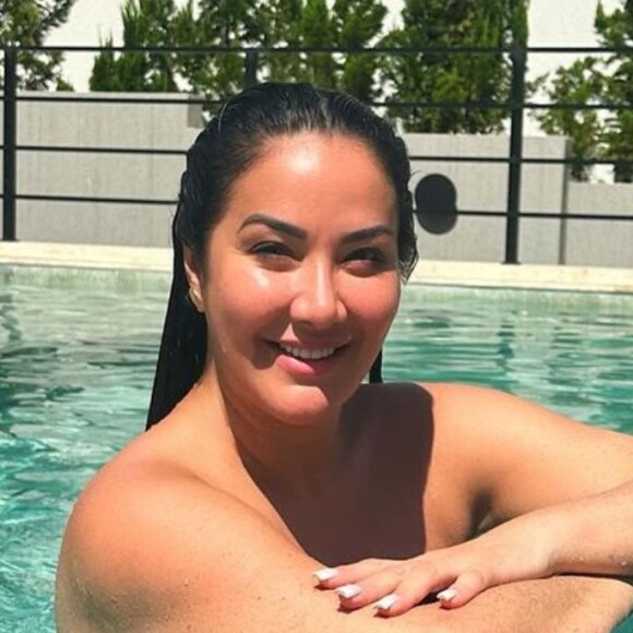 Helen Ganzarolli valoriza corpão em topless na piscina e detalhe rouba a cena