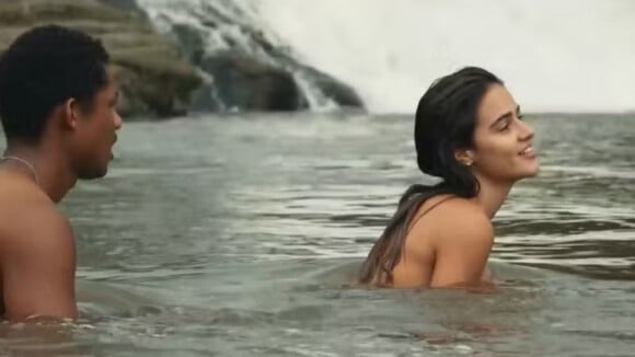 Em 'Renascer', João Pedro e Sandra têm primeira vez fervente na cachoeira, mas assunto indesejado esfria clima