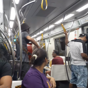 Thiago Baldini tocando violão em metrô. Na postagem, o ex-ator ressalta que não é mendigagem