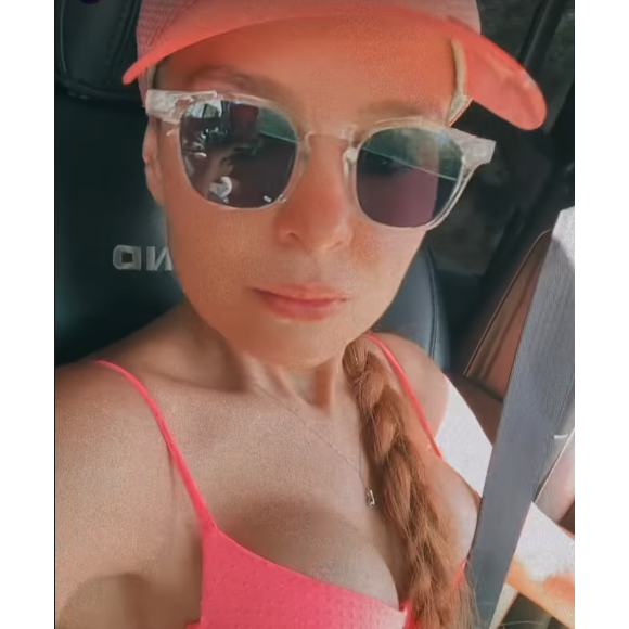 Posteriormente, Maiara voltou a exibir seus seios fartos dentro de um carro 