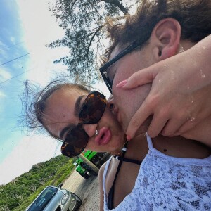 Mel Maia destacou o amor pelo namorado na sequência de fotos publicadas no Instagram