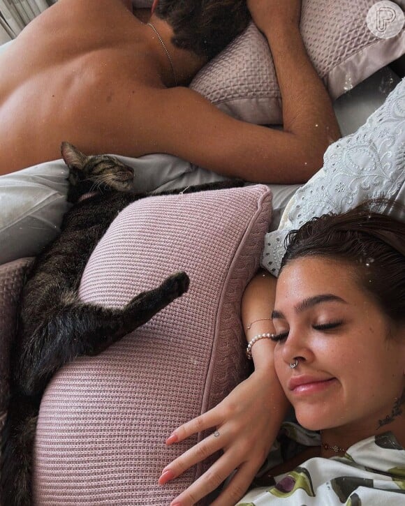 Em uma das foto, Mel Maia posa ao lado de João Maria na cama, destacando uma tatuagem feita por MC Daniel