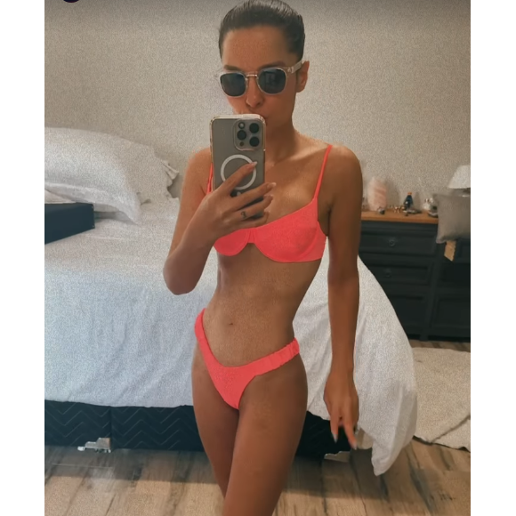A cantora Maiara causou muita polêmica na internet após surgir muito magra em um biquíni neon