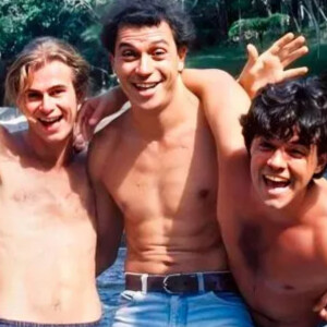 A novela 'Despedida de Solteiro' tem quatro amigos que são presos injustamente: João Marcos (Felipe Camargo), Pedro (Paulo Gorgulho), Pasqual (Eduardo Galvão) e Xampu (João Vitti)