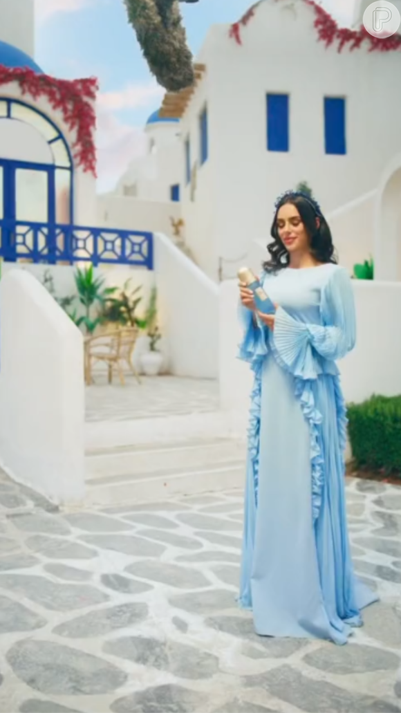 Bruna Biancardi aparece com um vestido azul que cobre os braços e vai até os pés, respeitando as exigências locais para trajes