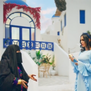 Bruna Biancardi é abordada por uma mulher que fala em árabe e veste uma niqab, traje que deixa apenas os olhos de fora
