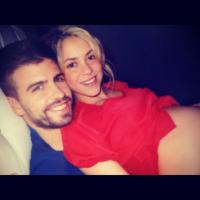 Shakira posta foto mostrando barrigão de sete meses no colo de Gerard Piqué