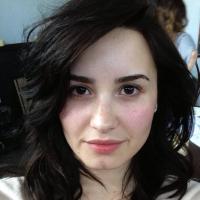 Demi Lovato posta foto sem maquiagem e encoraja fãs: 'Somos lindas'