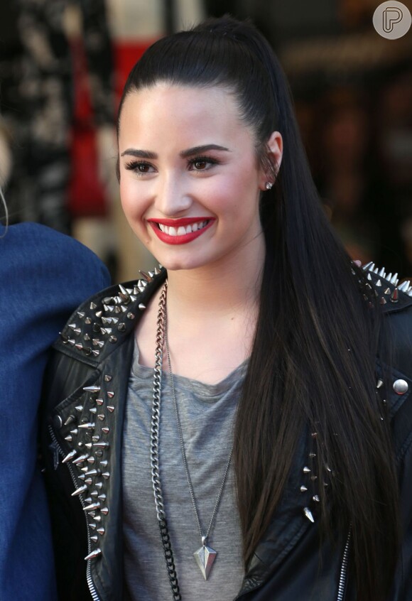 Demi Lovato encorajou suas fãs a fazer o mesmo e começou a retuitar imagens das meninas de cara limpa