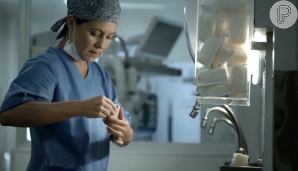 Tânia (Adriana Esteves) é uma cirurgiã-plástica renomada em 'Felizes para Sempre?'