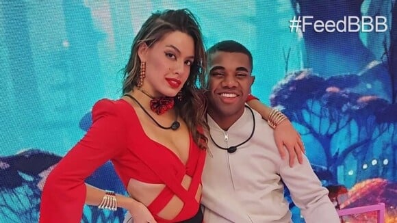 No 'BBB 24', foto de Davi com 'mão boba' em Beatriz viraliza e web acusa brother de assédio: 'Escorregou para a bunda'