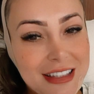 Andressa Urach se recupera do combo de três cirurgias plásticas que realizou no mês passado