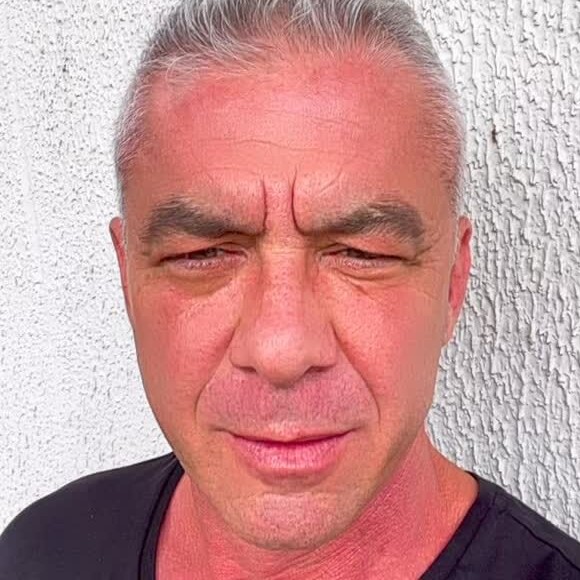 Alexandre Correa superou o vício em drogas, mas ainda enfrentou problemas com a bebida