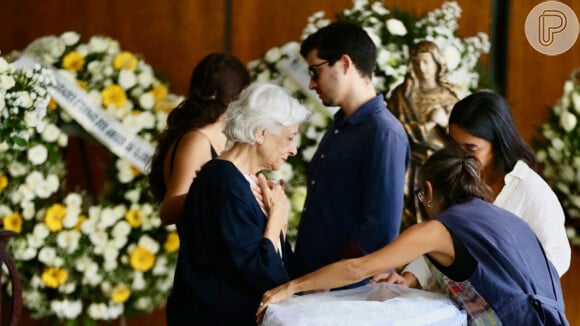 Corpo de Ziraldo ganha homenagens após morte do jornalista, chargista e escritor aos 91 anos. Na foto, irmã (à esquerda) se despede do criador do Menino Maluquinho
