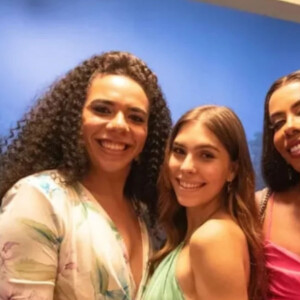 Em 'Renascer', atasha (Galba Gogoia), Janaína (Bianca Dellafancy) e Maitê (Gabriela Loran), amigas de Buba (Gabriela Medeiros), organizam uma festa surpresa para ela e contam com a ajuda de Teca (Livia Silva).