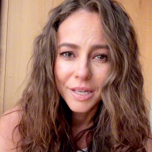 Paolla Oliveira encheu os olhos de água ao revelar no vídeo a forma descreditada na qual ela mesmo se via