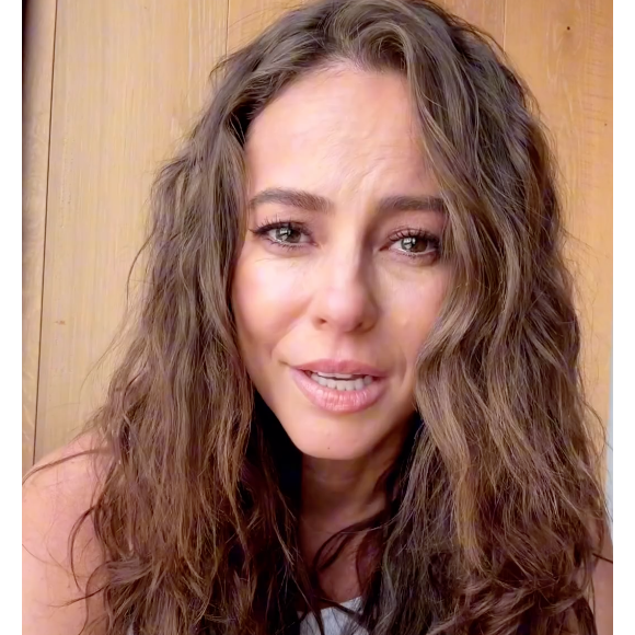 Paolla Oliveira encheu os olhos de água ao revelar no vídeo a forma descreditada na qual ela mesmo se via