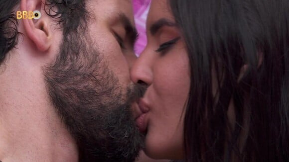 Finalmente veio aí! Matteus e Isabelle dão beijo de cinema no 'BBB 24' e web reage: 'Larga a faca, Deniziane'