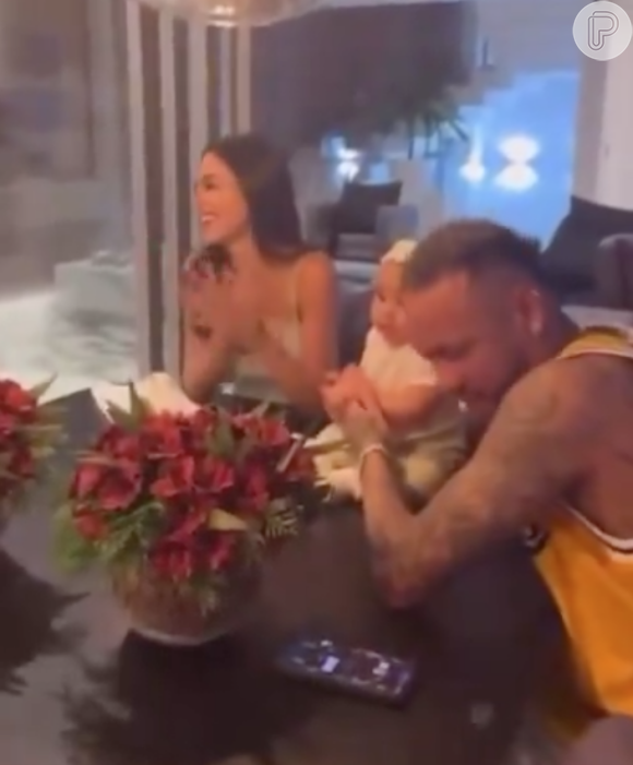 Em um vídeo viralizado na internet, Neymar aparece ao lado de Bruna e Mavie em uma mesa cantando parabéns