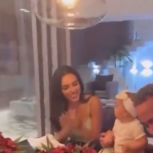 No momento do parabéns para a filha, Neymar aparece distraído no celular por alguns segundos, jogando pôquer