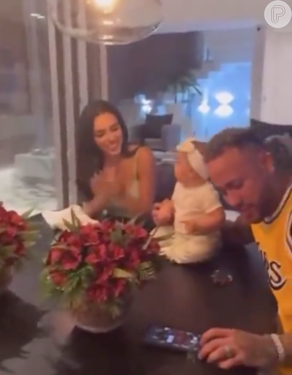 No momento do parabéns para a filha, Neymar aparece distraído no celular por alguns segundos, jogando pôquer