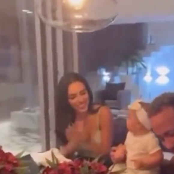 No momento do parabéns para a filha, Neymar aparece distraído no celular por alguns segundos, jogando pôquer